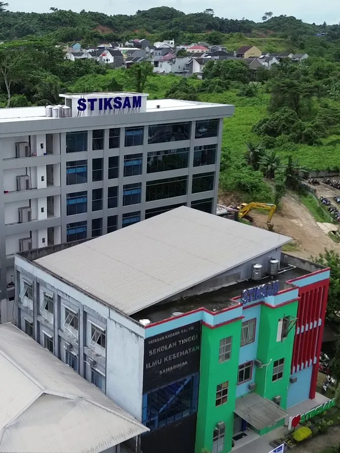 Gedung kampus STIKSAM (Sekolah Tinggi Ilmu Kesehatan Samarinda) dilihat dari udara
